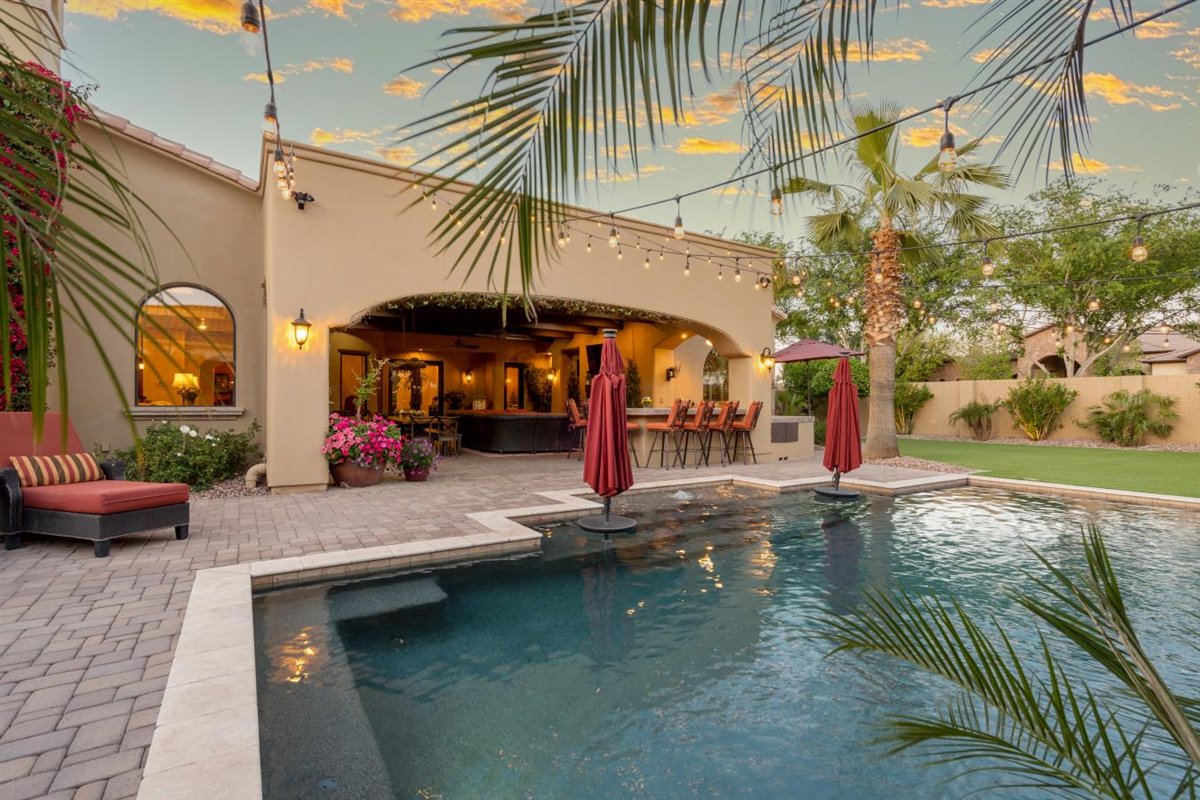 How Do I Sell and Buy a Home at the Same Time in Chandler, Arizona Without the Risk of Getting Stuck?